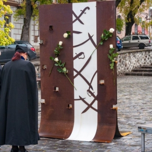 https://www.berzeimre.info/files/gimgs/th-7_06- A13 Aradi Vértanúk emlékére,fém, 220x120x80cm,2018.jpg